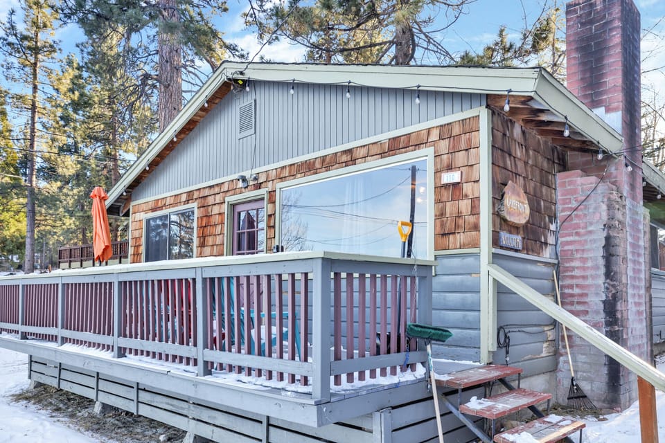 Enjoy a relaxing evening with a view of the lake and the other cabins around.