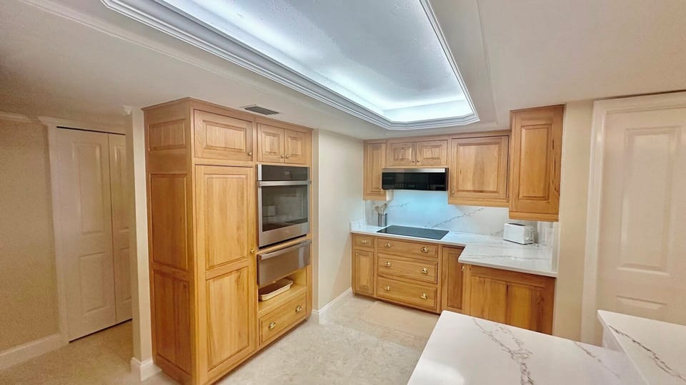 State of the art induction cooktop, oven & warming drawer.