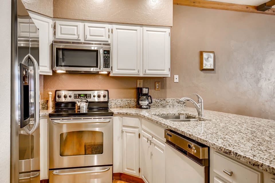 Fully equipped kitchen - ParkCityLodging_PowderRunC11_Kitchen2