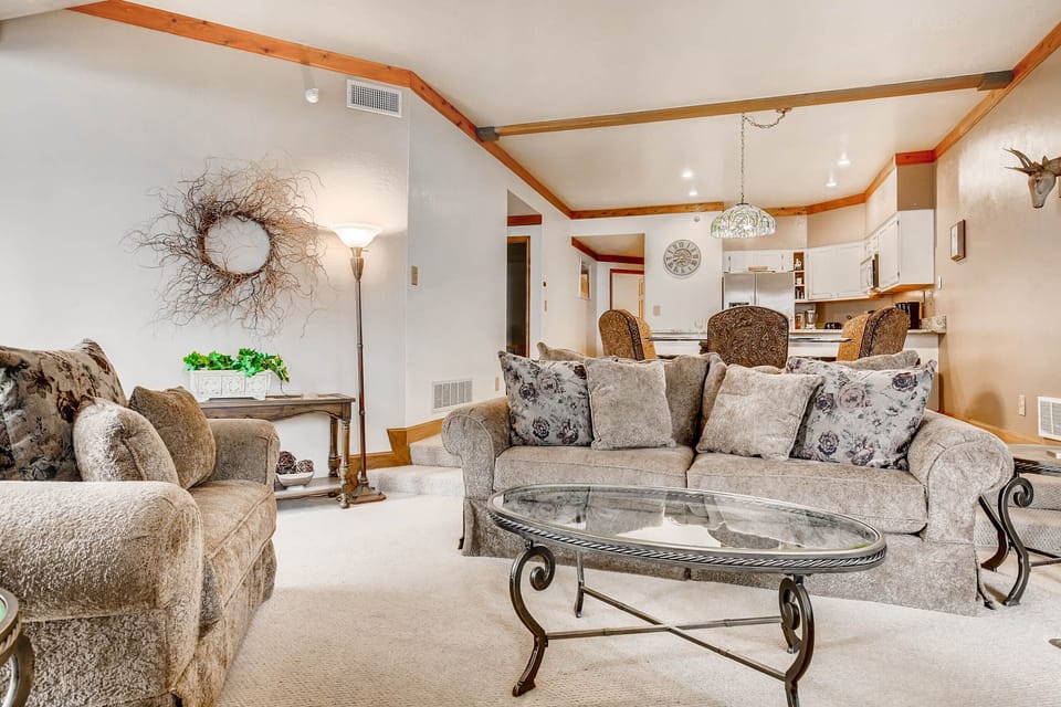 Gracious open floor plan - ParkCityLodging_PowderRunC11_LivingArea (2)