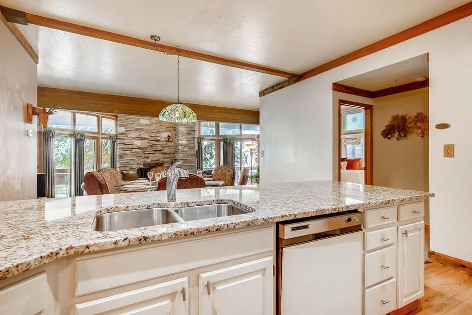 Open floor plan mountain views - ParkCityLodging_PowderRunC11_Kitchen3