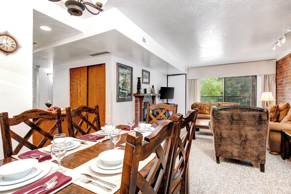 Park Station 124 has a dining area with seating for 6 guests.