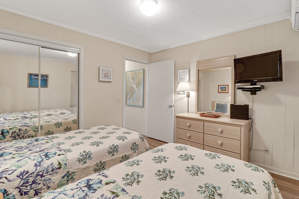 Beachwood Place 2G- 2nd bedroom - Two twin beds are in the guest bedroom.