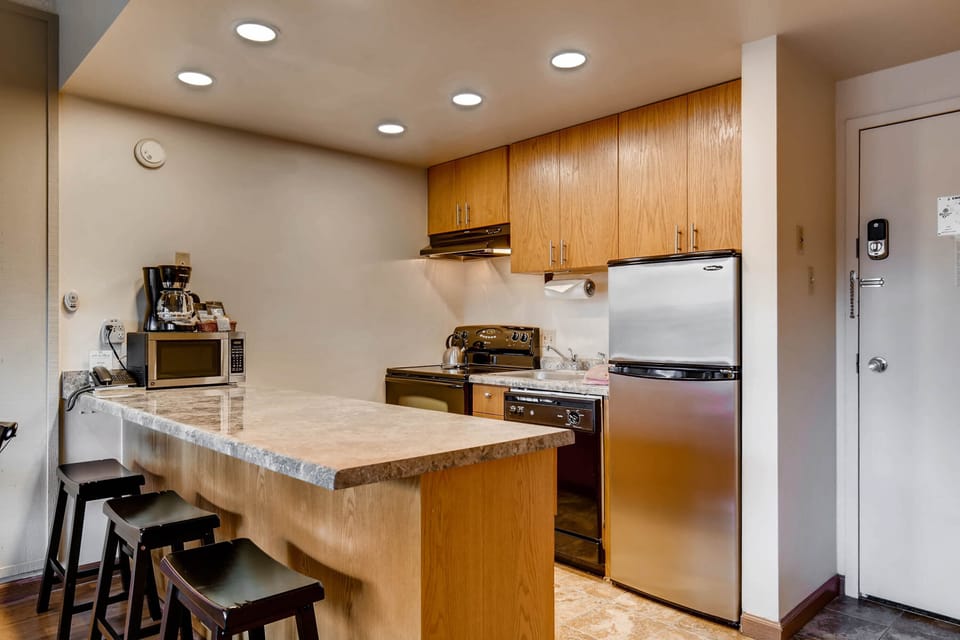 Full kitchen, breakfast bar - Park City Lodging-115 Edelweiss