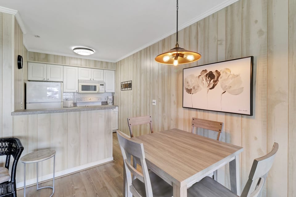 Dining/kitchen - Plenty of space for family meals and game night!