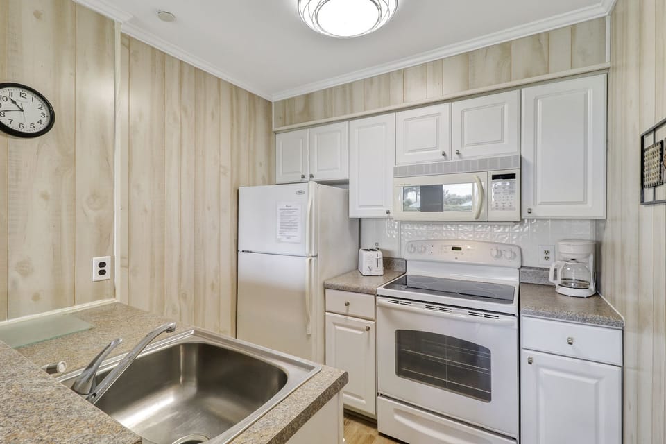 Kitchen - Full sized kitchen for all those fun vacation meals and snacks!