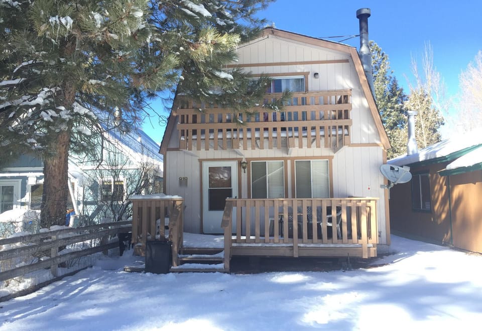 Snow covered Big Bear Cool Cabins, Country Cottage front