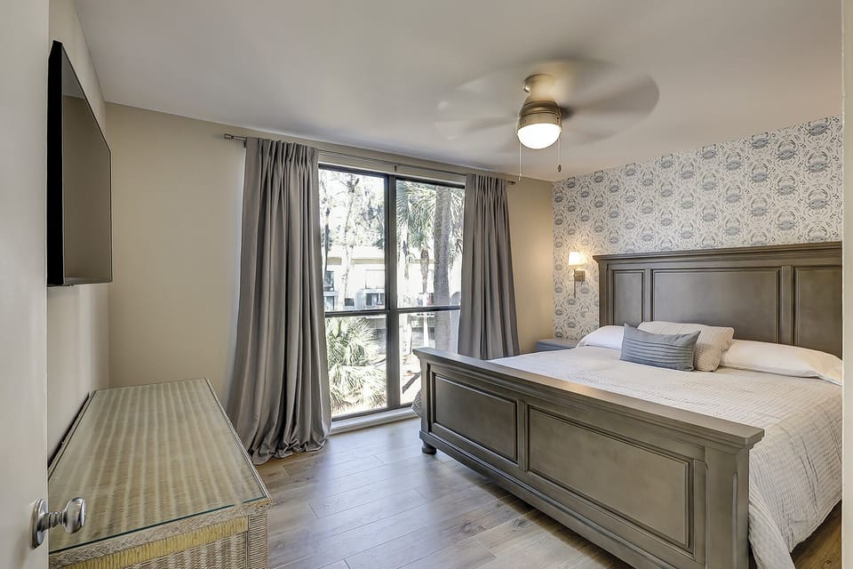 Guest Bed - The second guest bed features a king-size bed, great for relaxing after a day at the beach