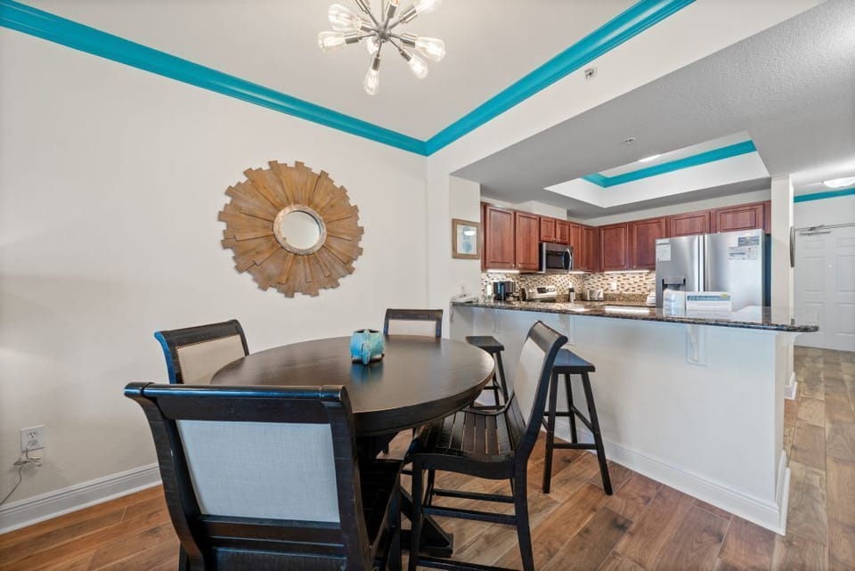 7 Crystal Tower 1507 Dining Area