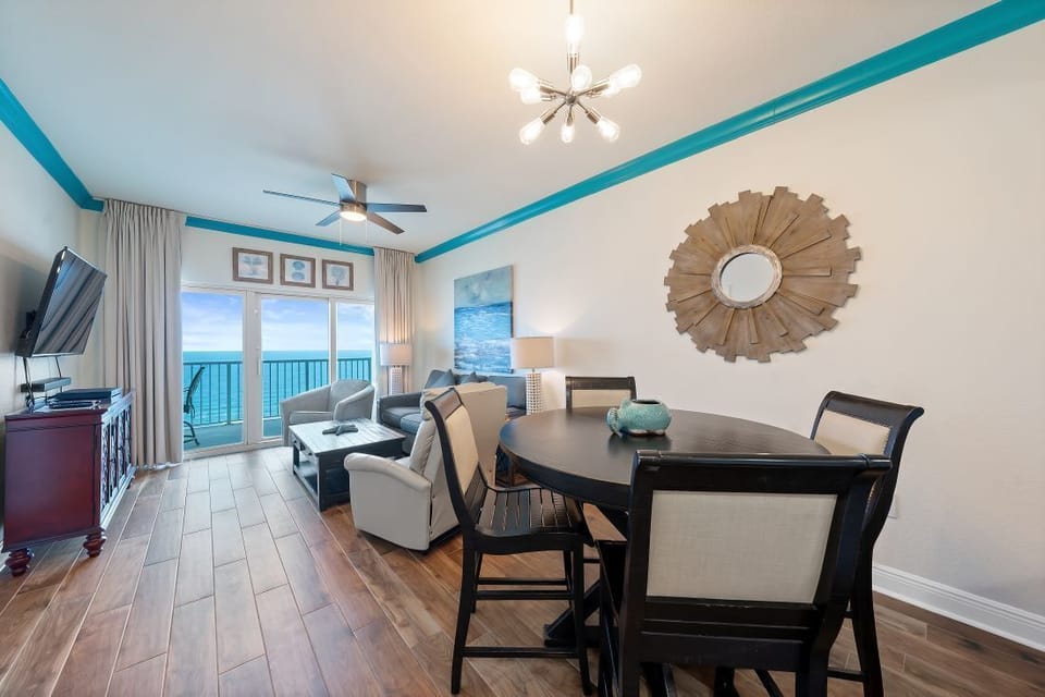 6 Crystal Tower 1507 Dining Area