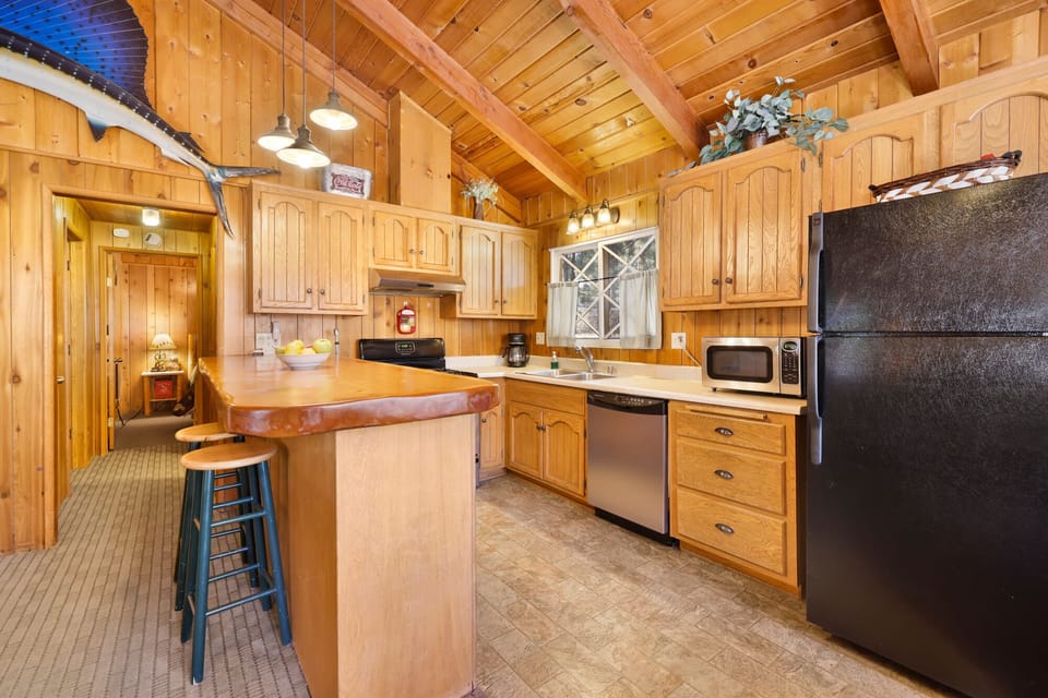 Open kitchen with breakfast bar for 2, perfect for casual dining and conversation