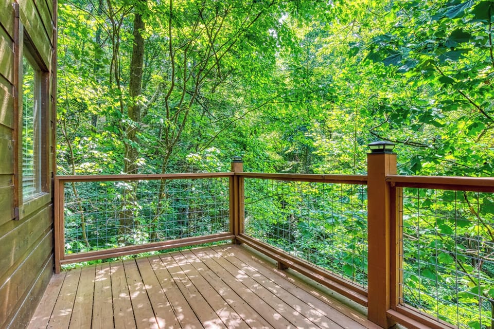 Top Level Back Deck! Awesome views in the Woods!!