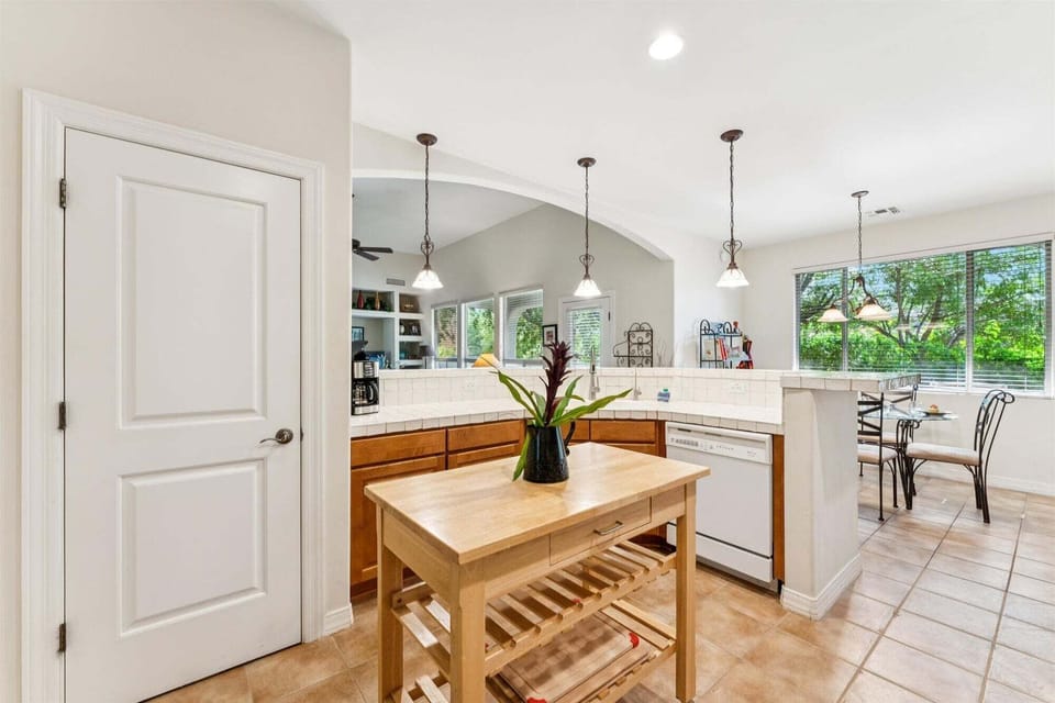 A large kitchen that's perfect for entertaining, cooking and meal prepping!
