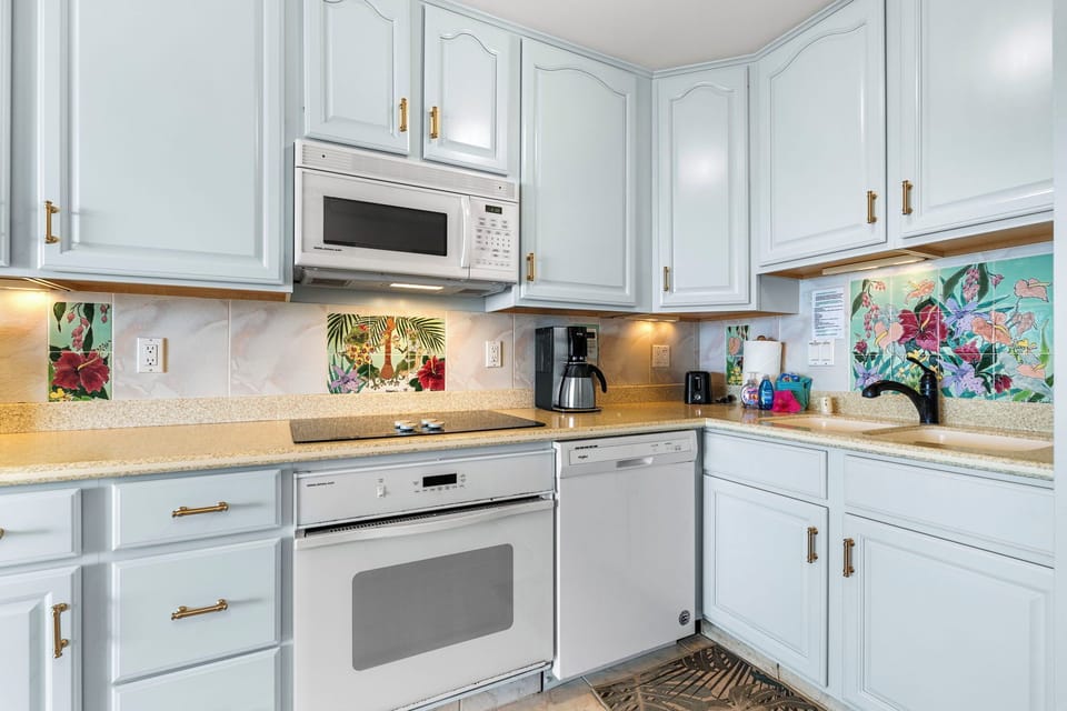 Fully equipped with a stove, microwave, built-in refrigerator