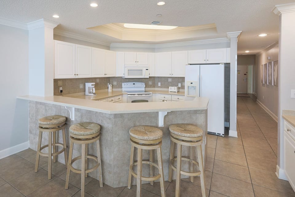 Wake up with morning coffee at the breakfast bar and get ready for a beach day in this stylish space