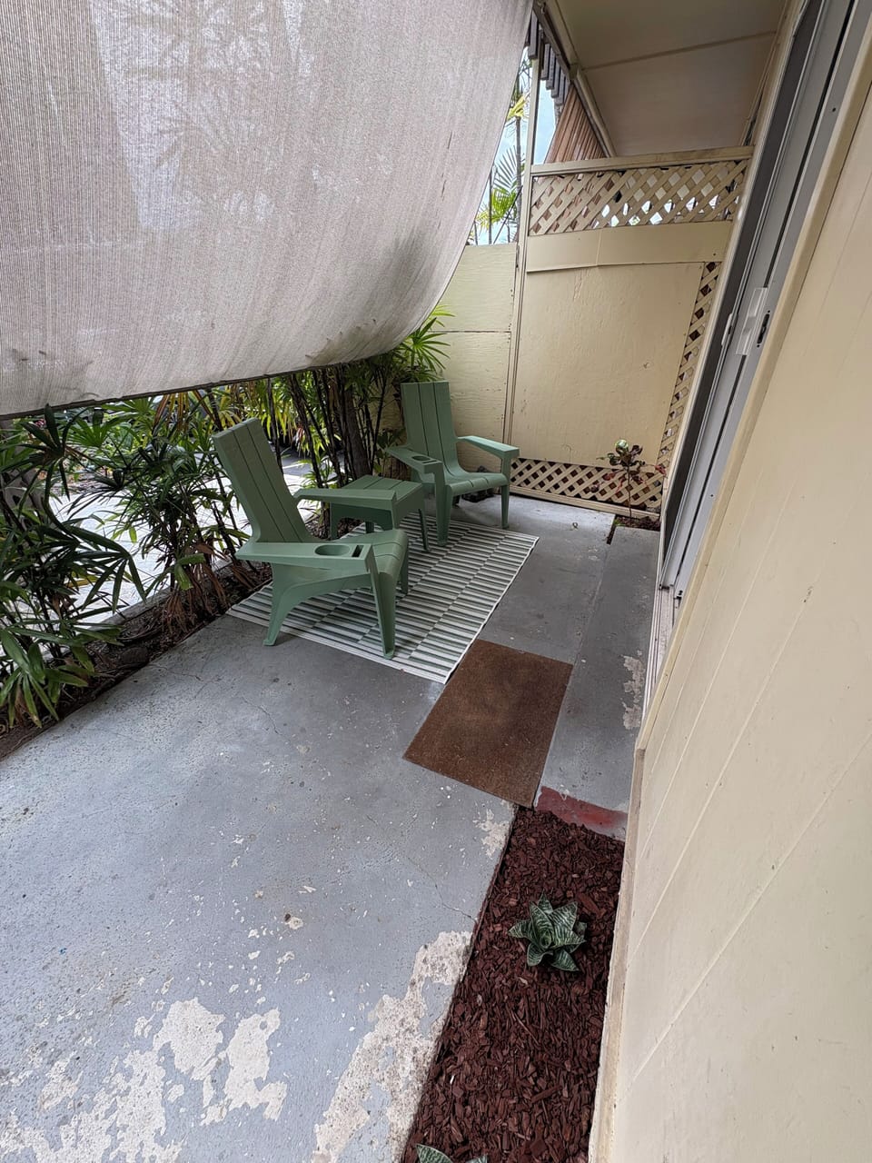 Lanai that leads to back walkway to parking