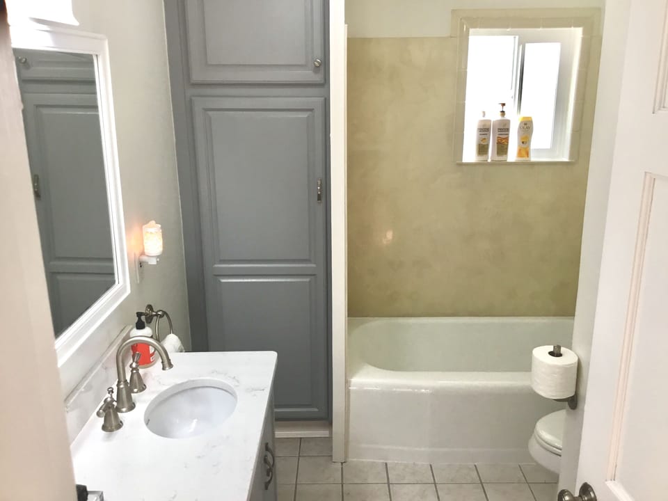 Upper level full bath - shared between master bedroom and north bedroom.