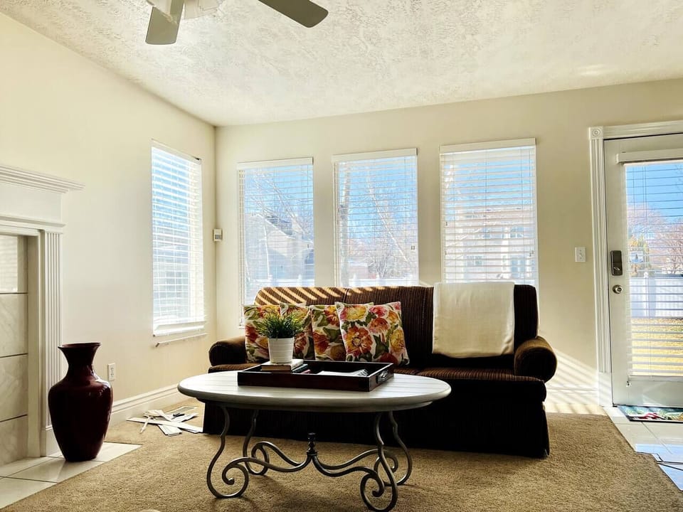 Charming Fam Rm w/ Sofa Bed, Escapes Elevated SJ - Vacation Getaway!