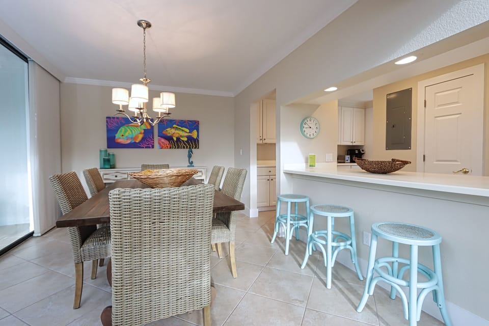 Dining Table & Breakfast Bar