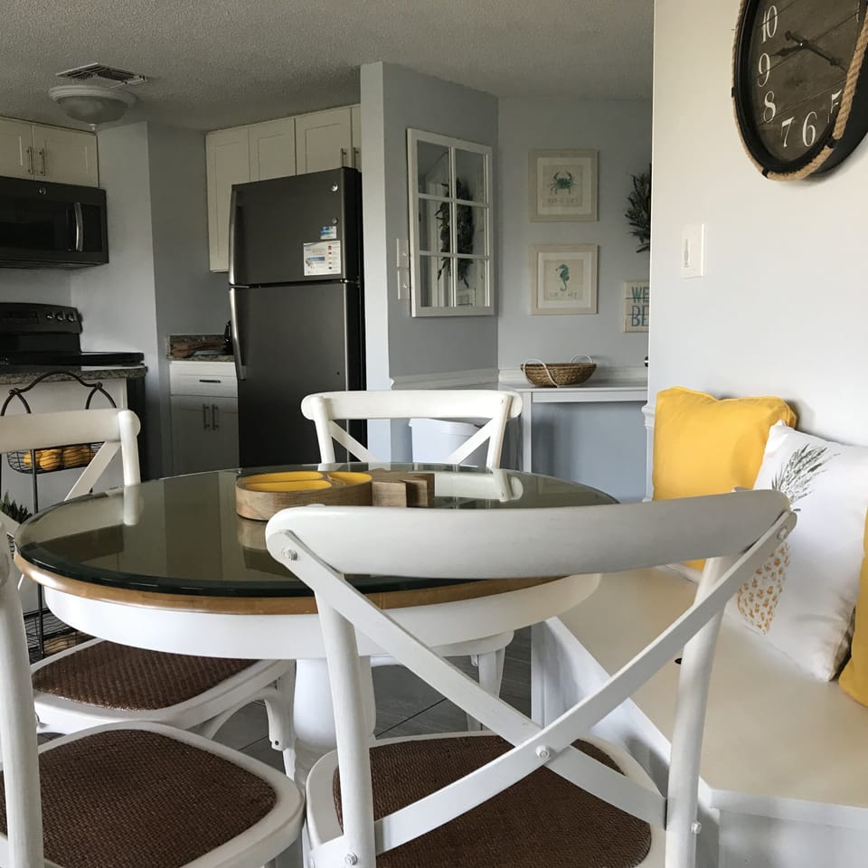 4 dining chairs & a “banquette” seats 6 at the table.