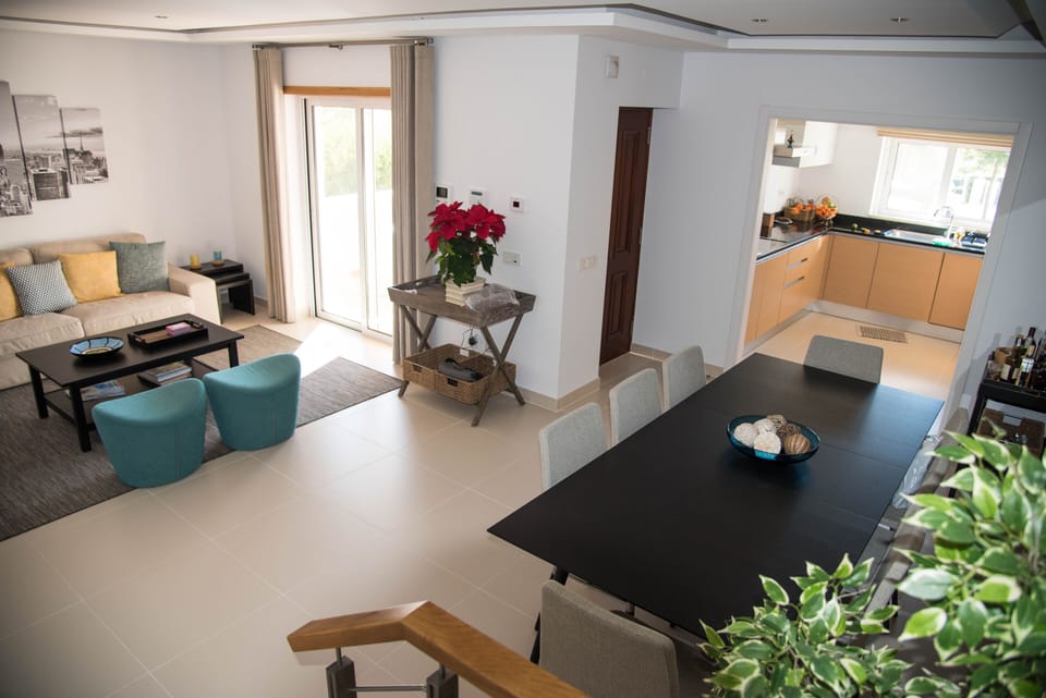 Bright Open plan main floor 