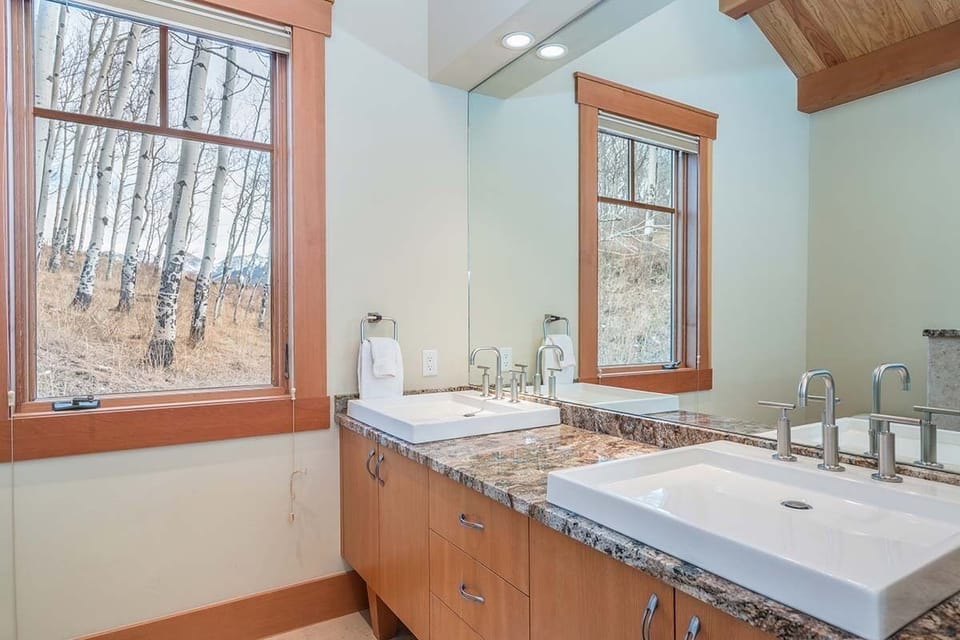 12-Telluride-Grand-Vista-East-Master-Vanity-LR.jpg
