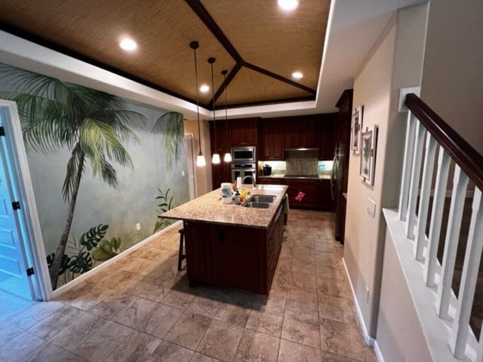 Kitchen again, wide lens (hard to photograph) 