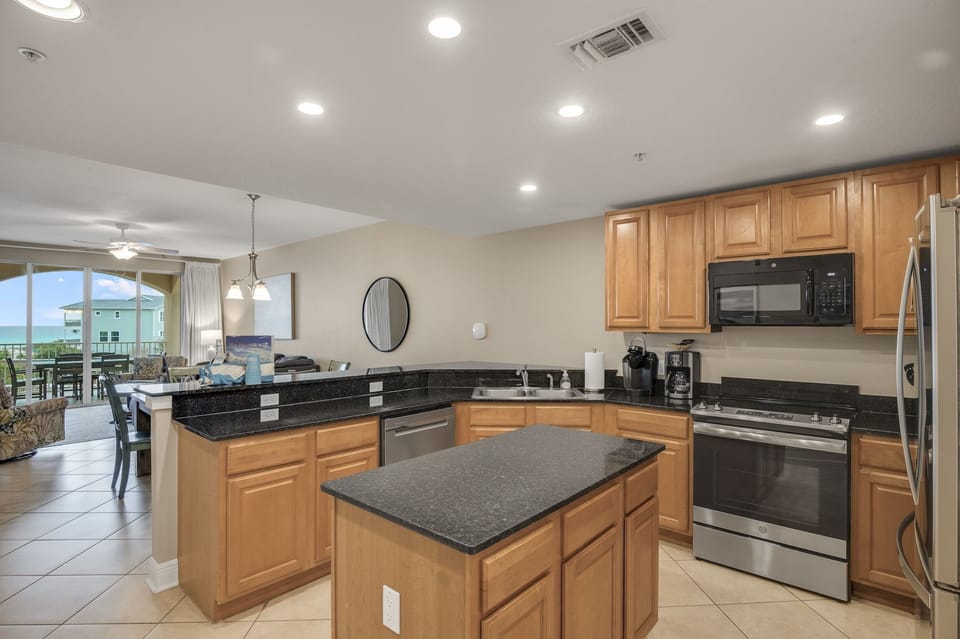 Kitchen - Spacious kitchen. Regular coffee maker, Keurig, crockpot and more!
