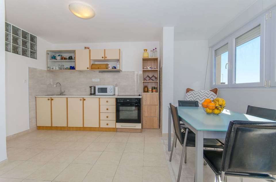 Kitchen with dining table