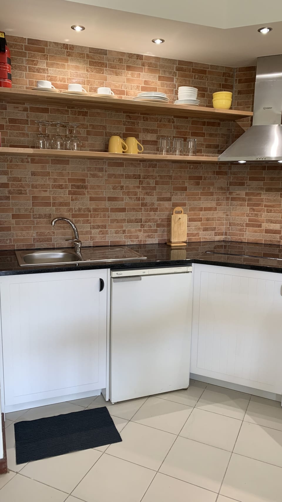 Kitchenette with microwave, washing machine, refrigerator 