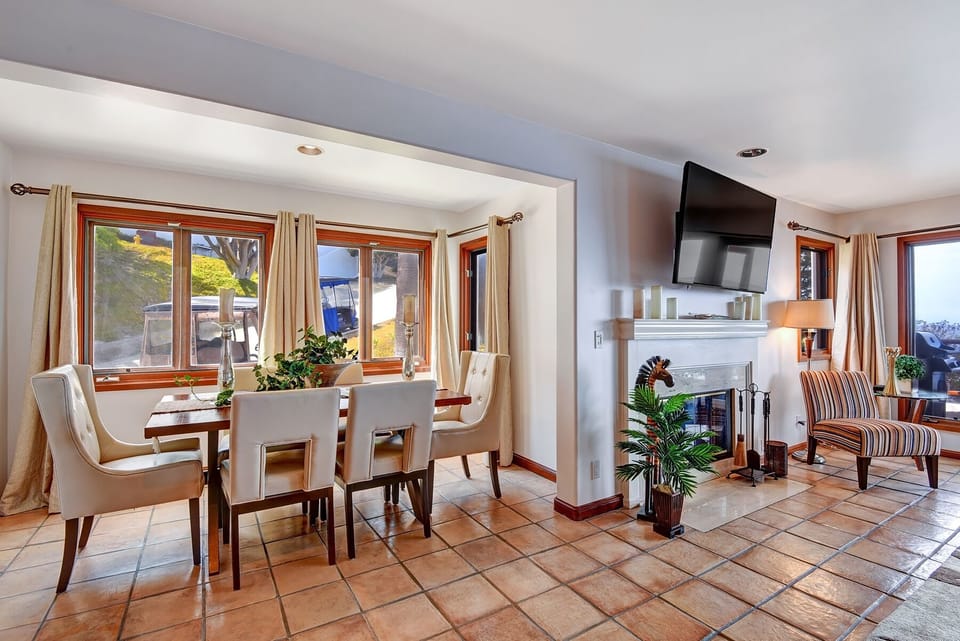 7-DINING ROOM AND FIREPLACE RS.jpg