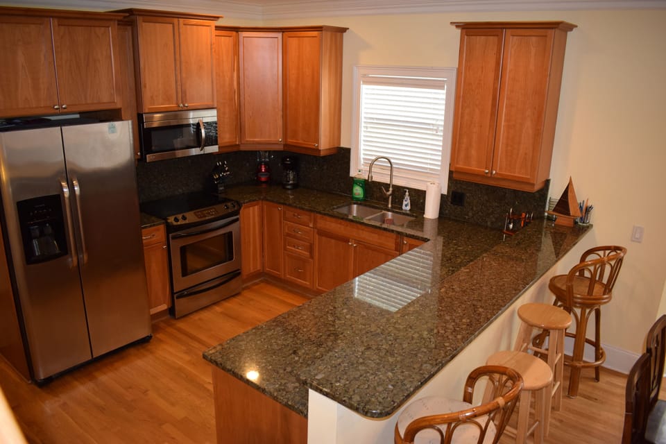 Kitchen with seating for 4 at the counter