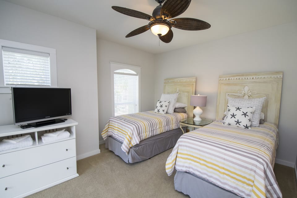 Twin Bedroom w/Flat Screen & private bath