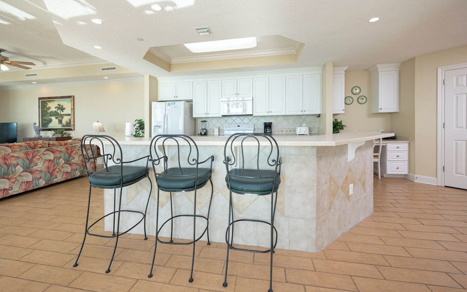 Wake up with morning coffee at the breakfast bar and get ready for a beach day in this stylish space