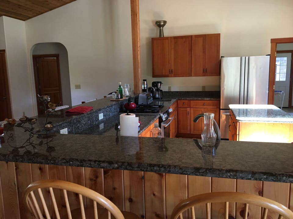 Kitchen and breakfast counters