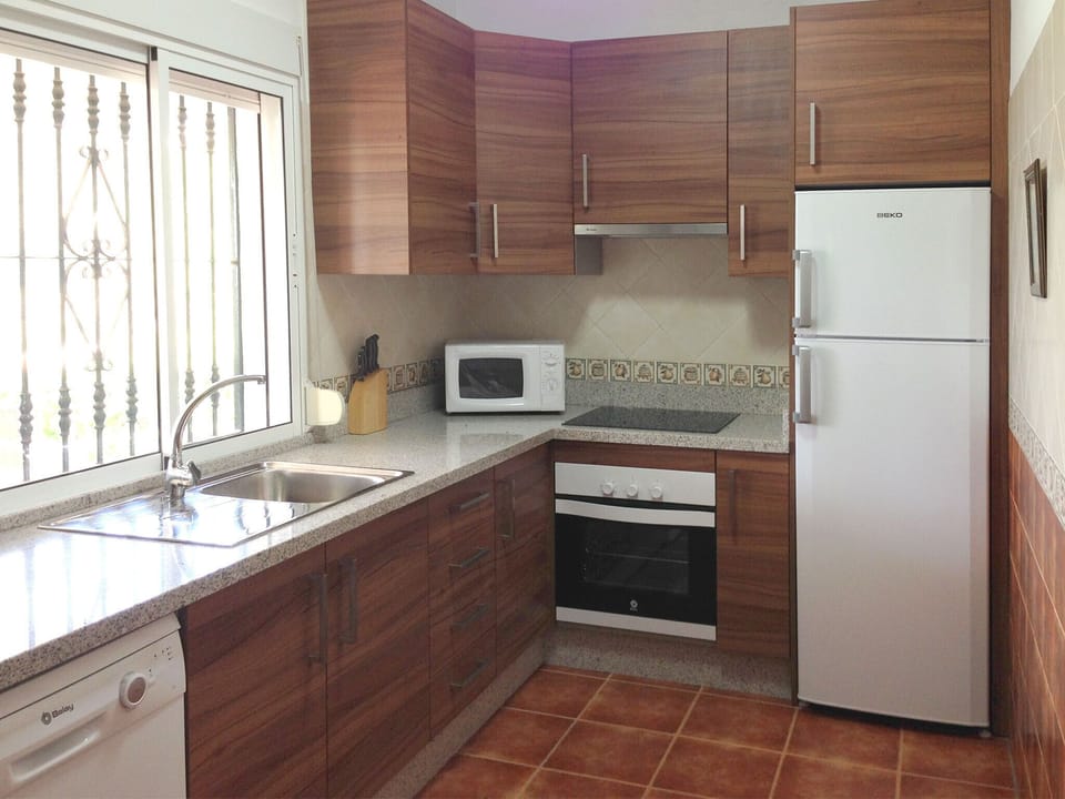 Fully equipped kitchen with oven, microwave, fridge/freezer, dishwasher etc.