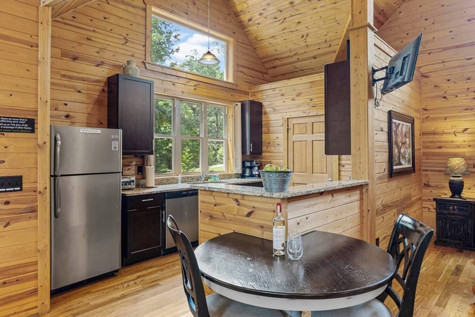 Full Kitchen w Dining Seating