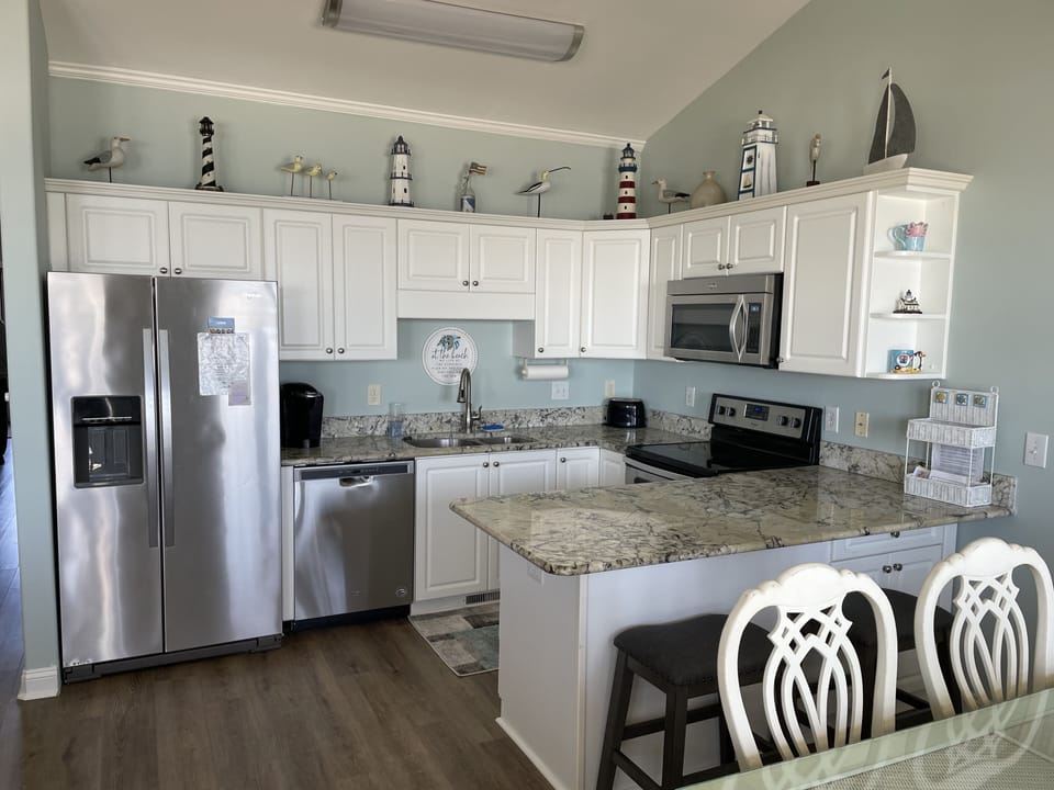 Kitchen w/Granite Countertop