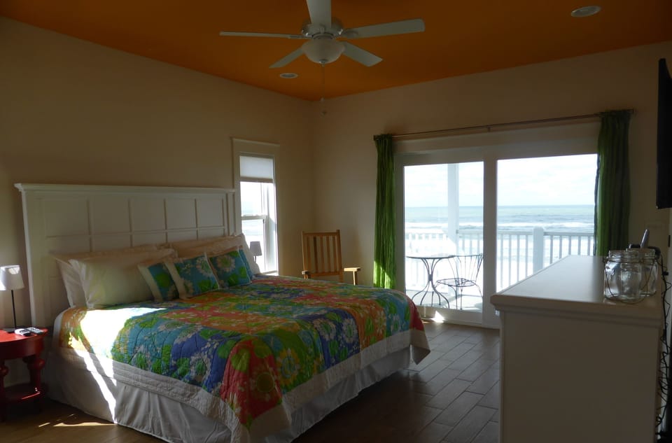 'Sunflower' Master King bedroom with private gulf/beach view deck (2nd floor)