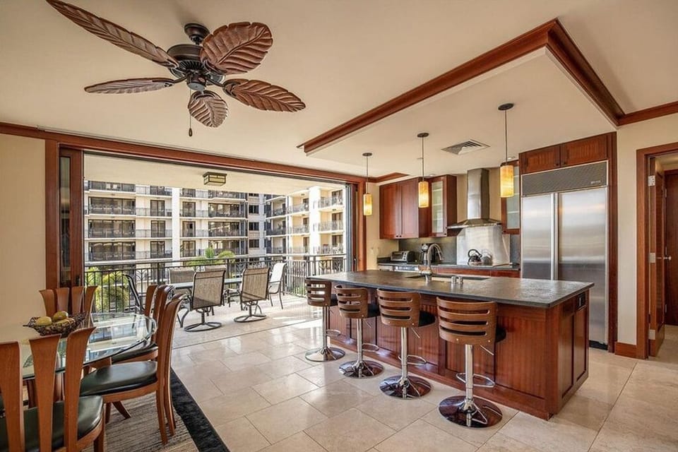 Dining Room to Lanai