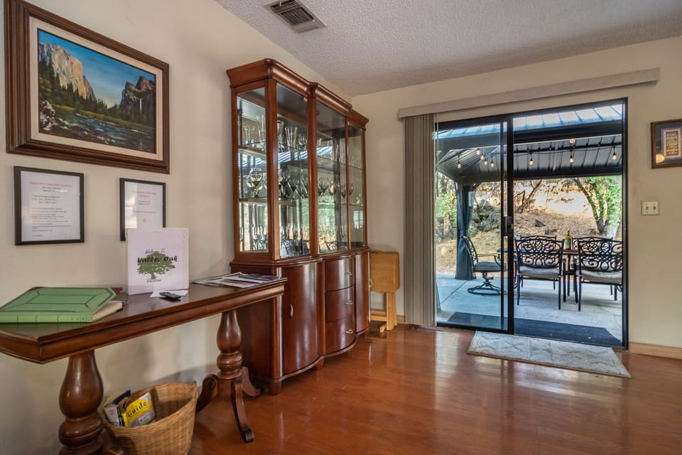 Guest table and hutch