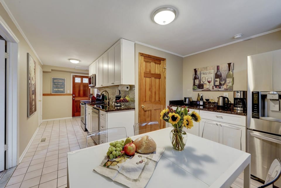 Full Kitchen w/Large table for 8 people