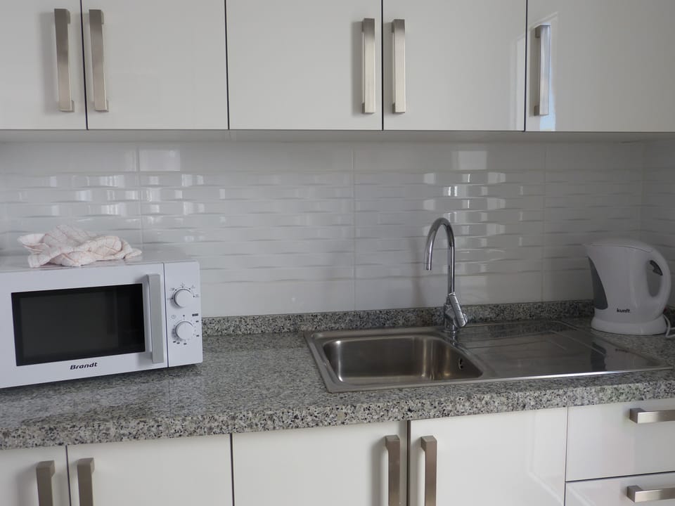 New kitchen installed 2017.