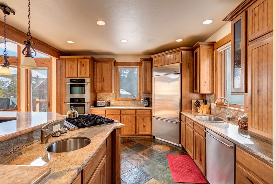 Wet bar in kitchen