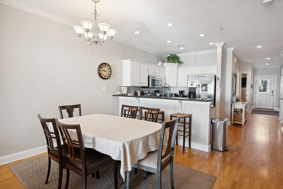 Dining Area & Kitchen