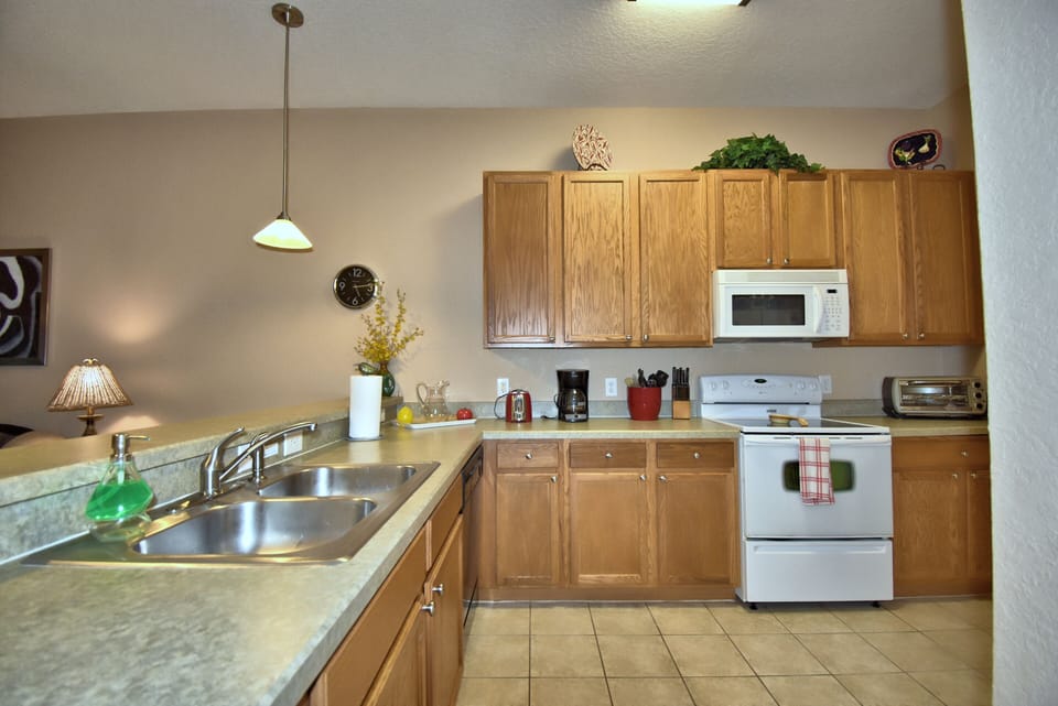Fully stocked kitchen & dishwasher