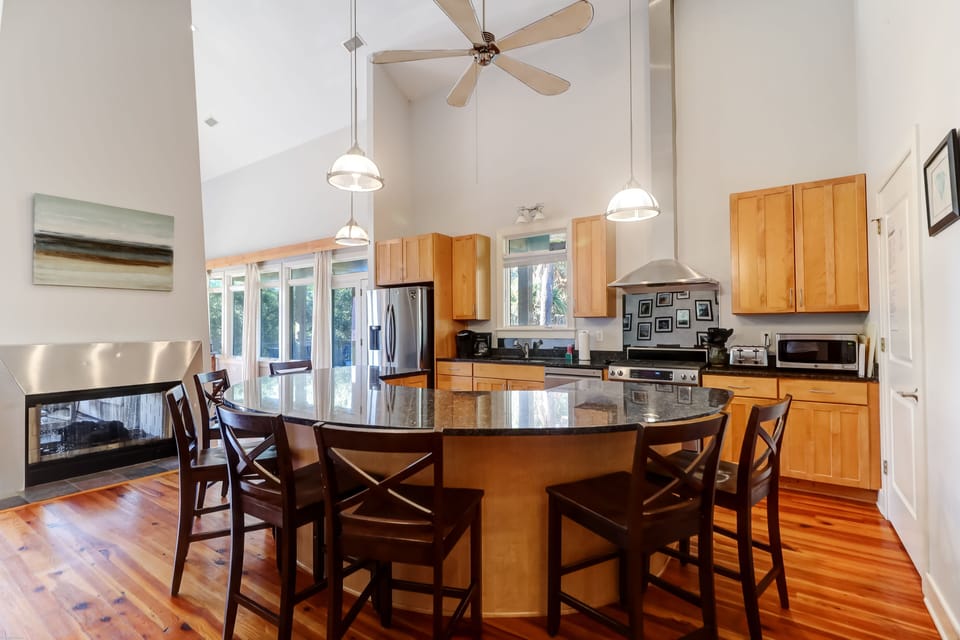 Dining Area & Kitchen
