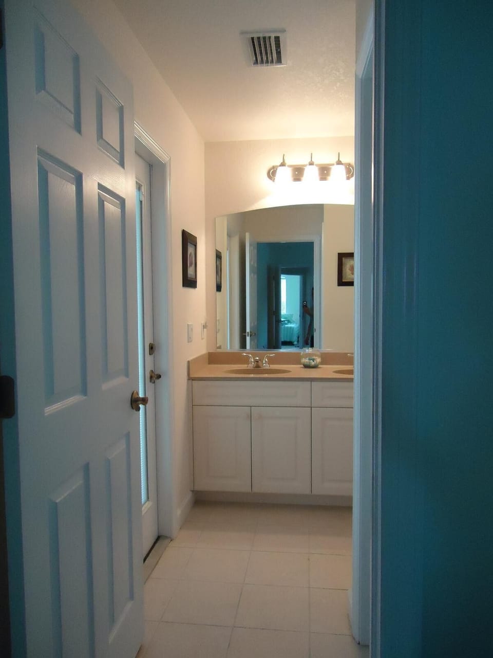 en-suite entrance from master b/r