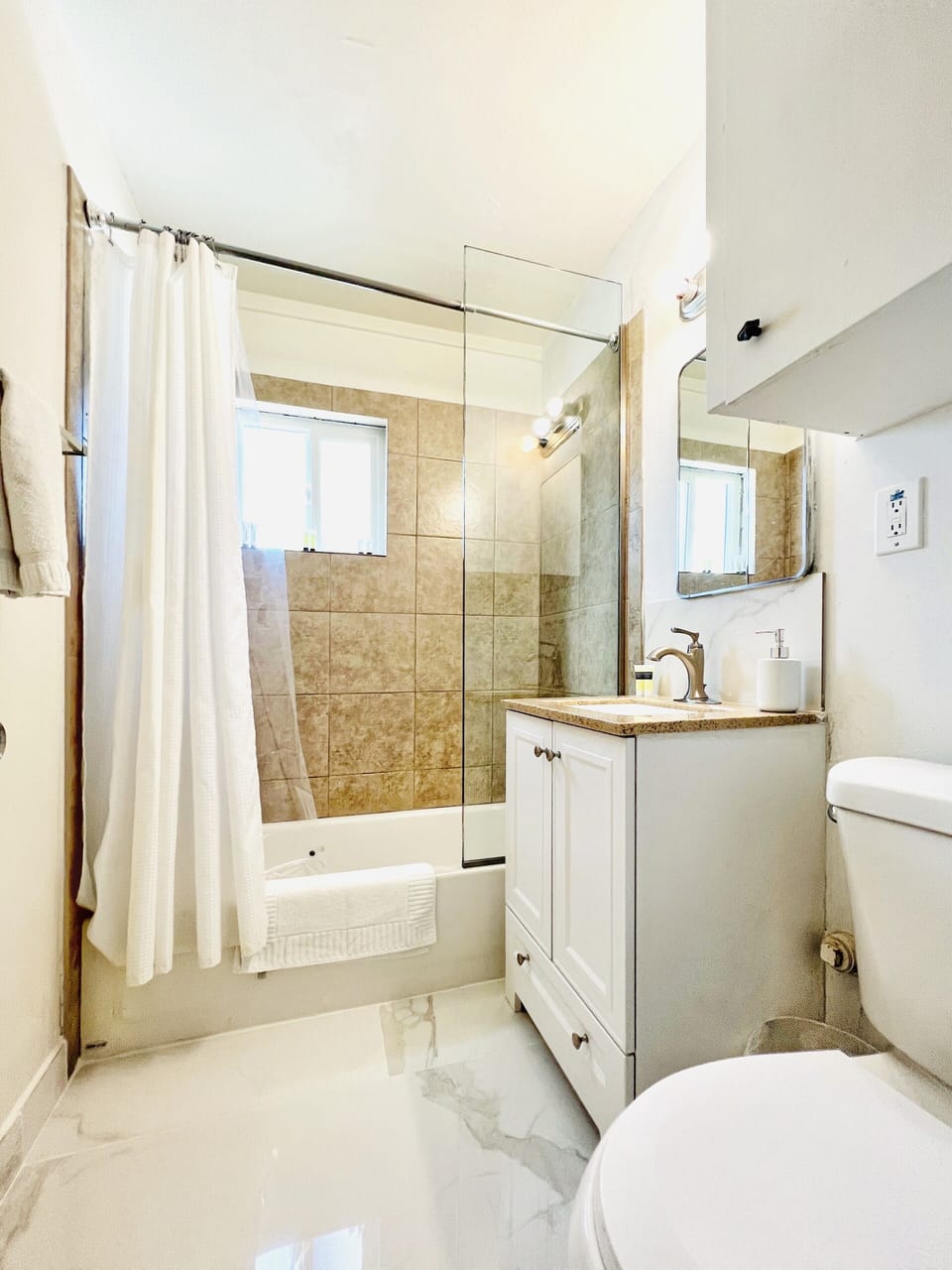 Full bathroom 1