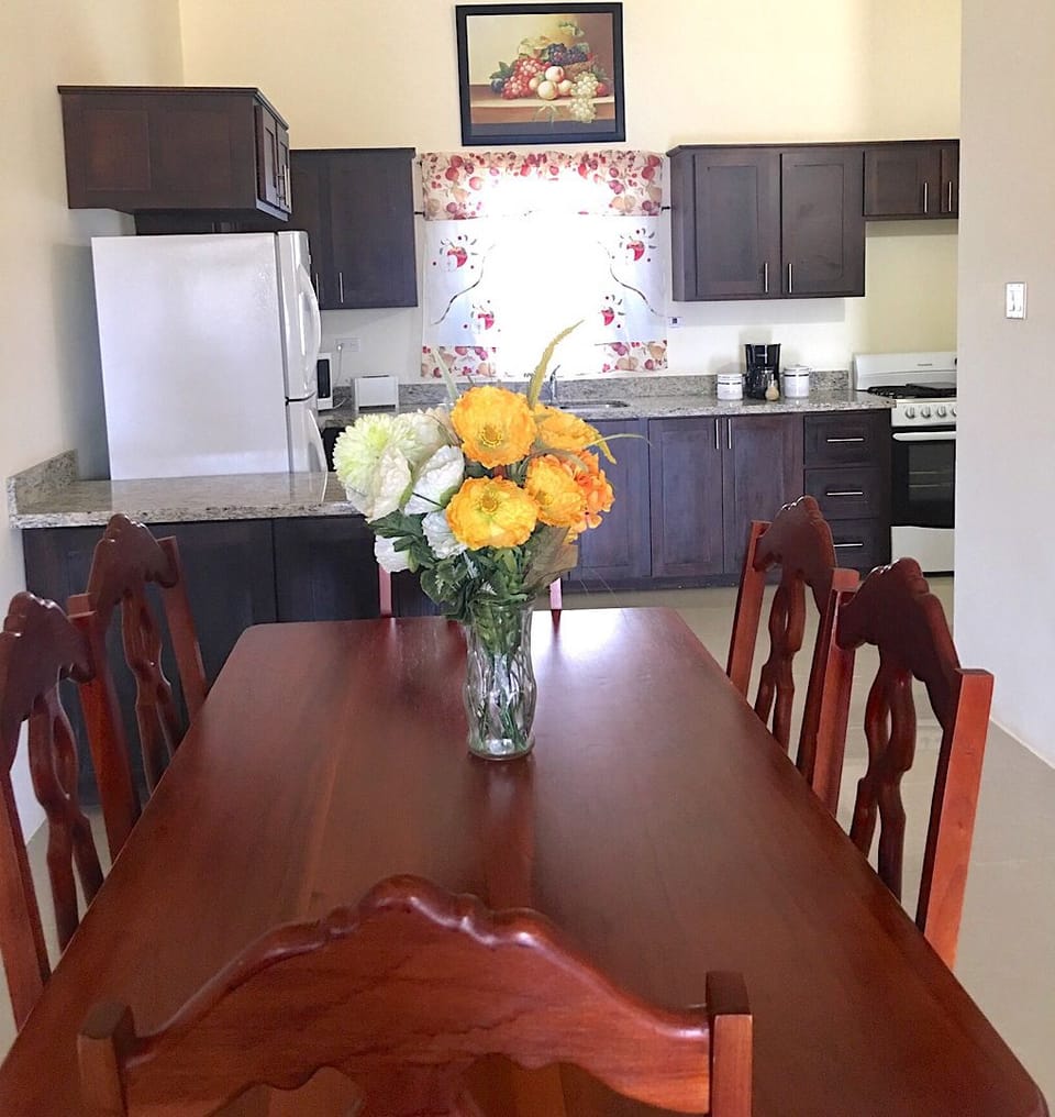 Dining to Kitchen 